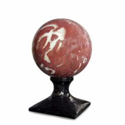 sfera-scultura-tavolo-marmo-rosso-francia-poggiasfera-marmo-nero-sphere-sculpture-red-france-marble-base-cosebelleantichemoderne